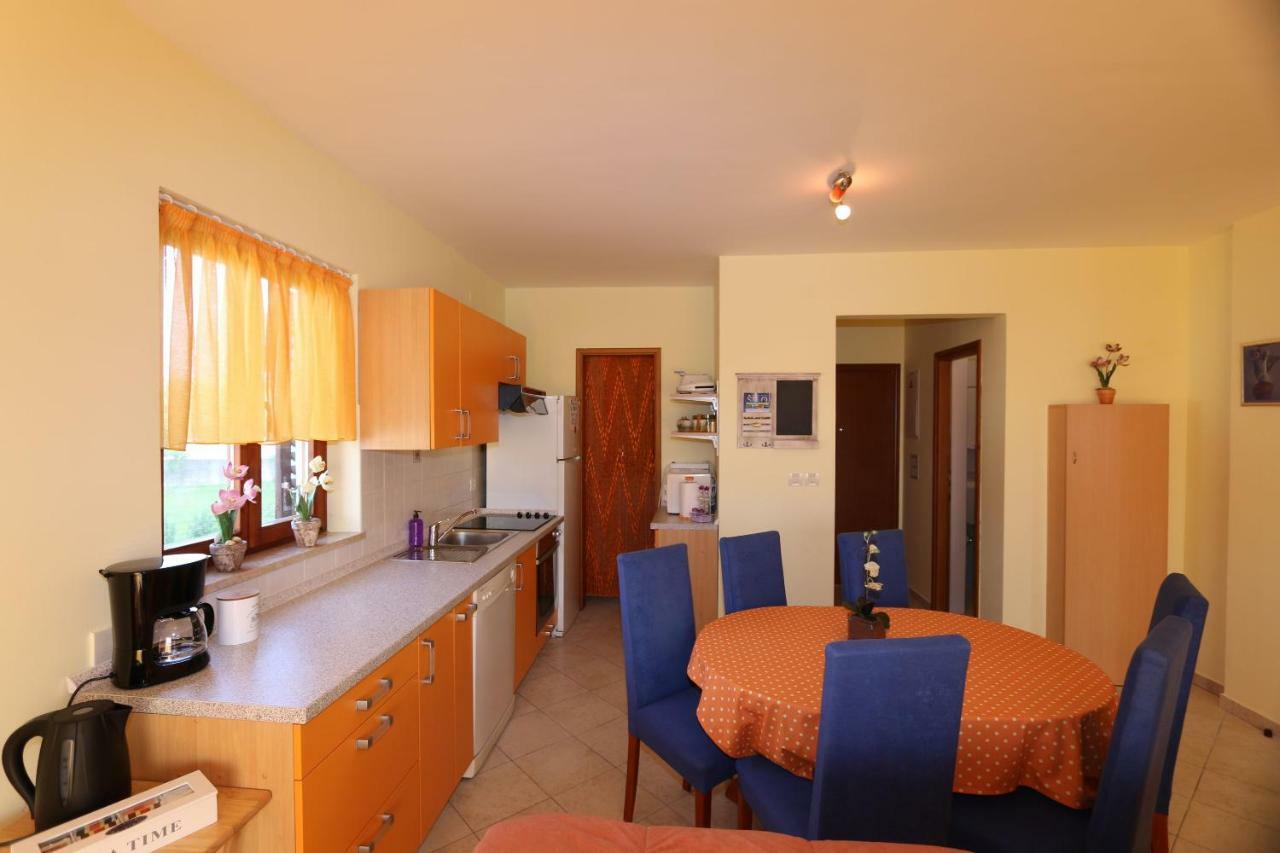 Apartment Dina Šilo Exteriör bild
